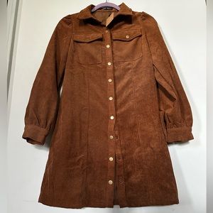 This dress is so pretty and new!